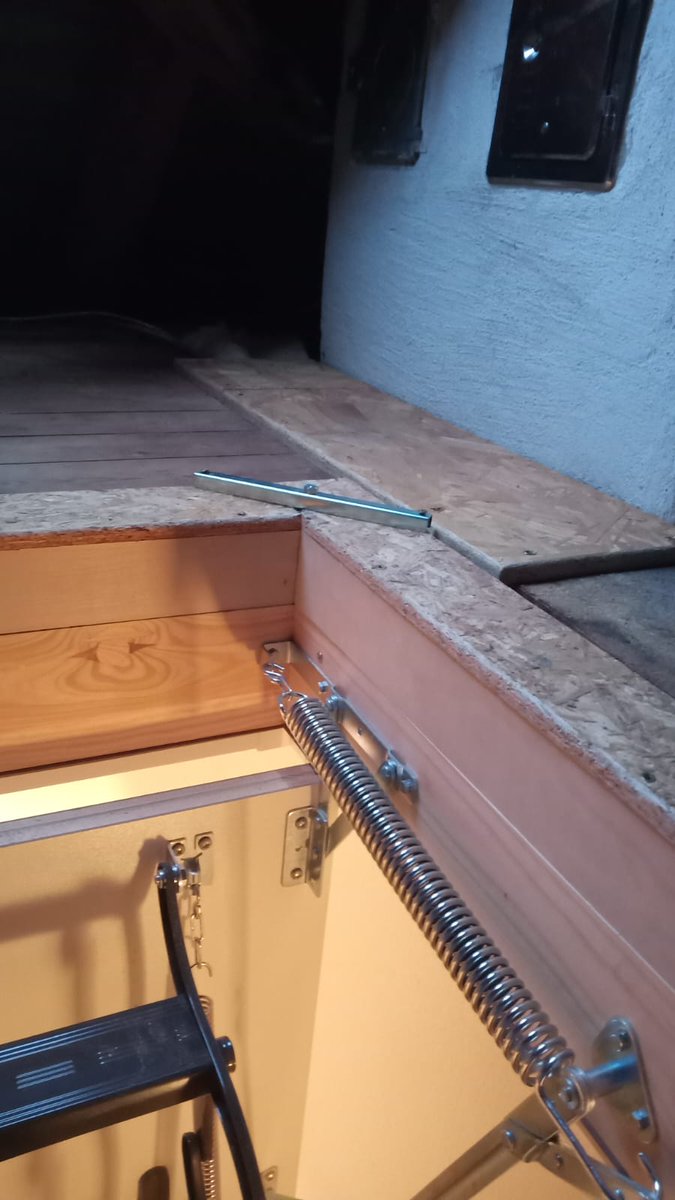 Den Kasten von Treppenrahmen und Boden fertigte ich aus einer Mehrschichtplatte., die Umrandung aus einer OSB Platte.
#liebingholzarbeiten #renovierung #sanierung