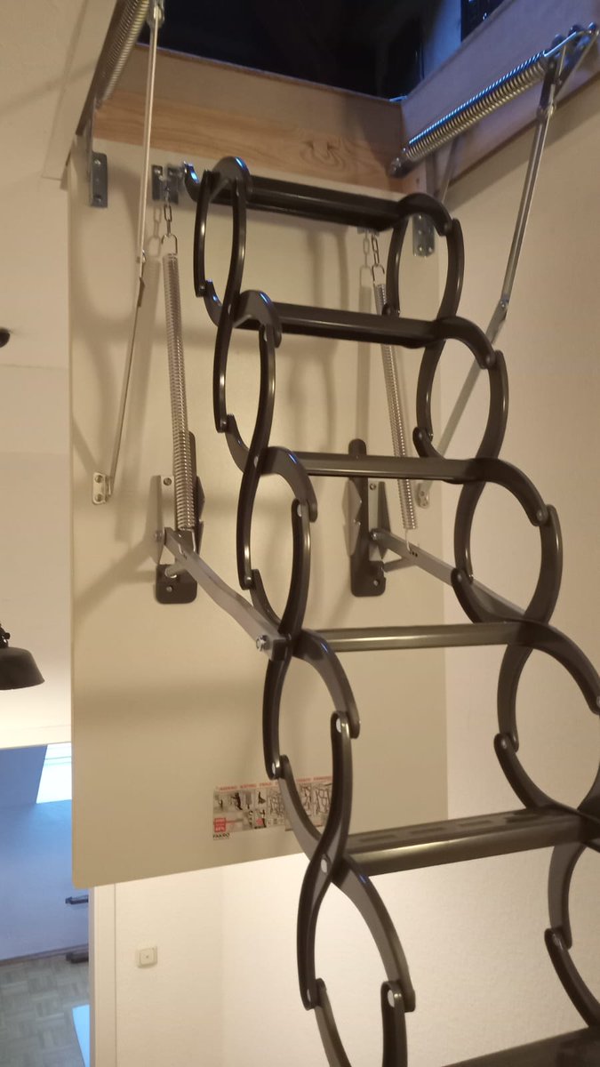 Fakro Scherentreppe.
#liebingholzarbeiten #renovierung #sanierung #fakro