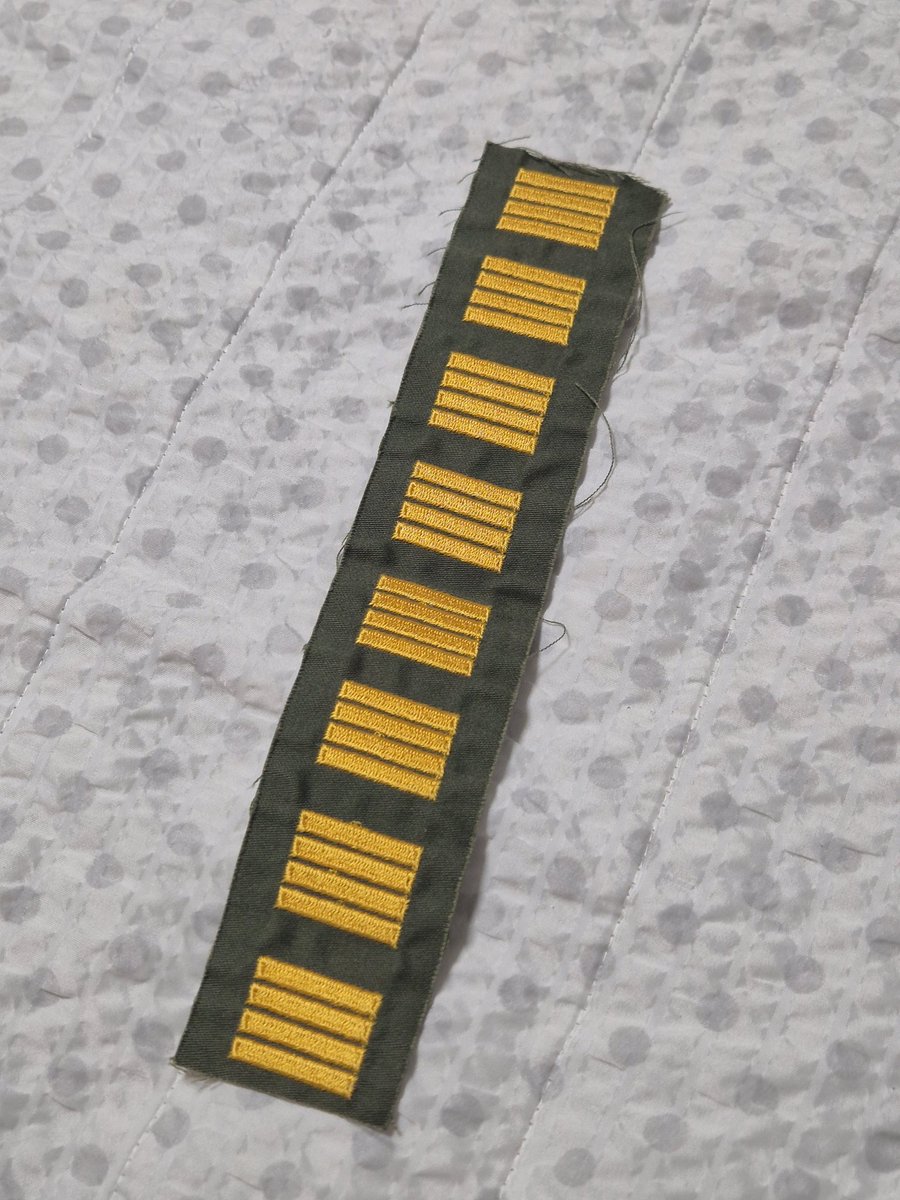 70~80년대 초반의 병장 자수 계급장

육군 모 부대 영내 군장점에서 구입한 물건으로 아직까지 이런게 새 것 상태로 군장점에 남아있는 것이 신기하네요

직조가 아닌 자수제를 주로 사용하던 70~80년대 초반 전투복과 전투모 세팅에 유용하게 사용할 예정입니다
