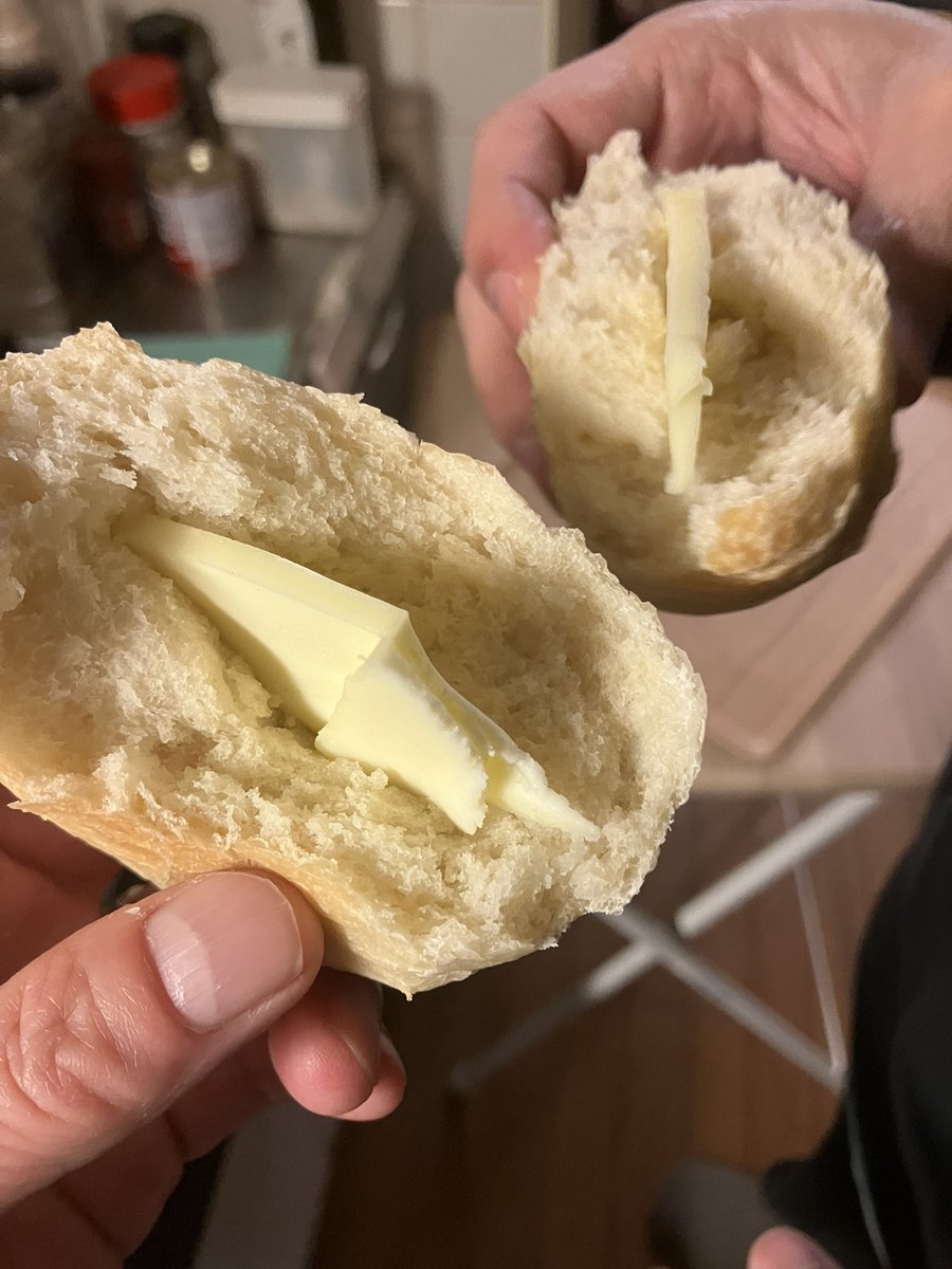 分量計らず出来るかな？と適当にイーストを混ぜた水に粉とオリーブオイル、塩をぶちこんでパンを焼いてみました。慣れてきたせいか生地の伸び具合の感じで大丈夫かわかる。

焼きたてはバター挟んで食べると美味しいです。大きいのはチーズ入り！

さぁ、この後は暗室だ！