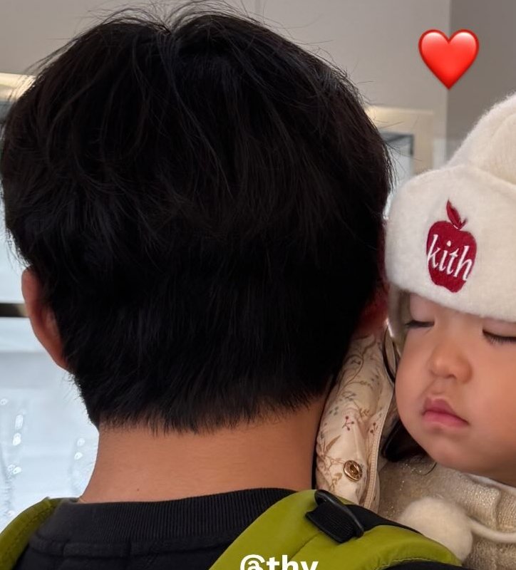 ttaehours's tweet image. Okay so are we not gonna talk about how roundie taetae is looking here😭