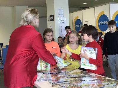 ravlyk_magazine's tweet image. Друзі, журнал для розвитку дітей у друкарні. Нам потрібно ще 29030! 
Будь ласка, по декілька гривень відправити на добру справу. Діти чекають на нові видань. Особливо сиротинці. Є і нові бібліотеки,які замовили додатково примірники. 
Підтримайте!