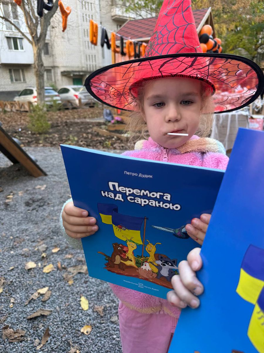 ravlyk_magazine's tweet image. Друзі, журнал для розвитку дітей у друкарні. Нам потрібно ще 29030! 
Будь ласка, по декілька гривень відправити на добру справу. Діти чекають на нові видань. Особливо сиротинці. Є і нові бібліотеки,які замовили додатково примірники. 
Підтримайте!