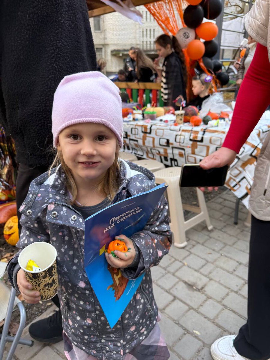 ravlyk_magazine's tweet image. Друзі, журнал для розвитку дітей у друкарні. Нам потрібно ще 29030! 
Будь ласка, по декілька гривень відправити на добру справу. Діти чекають на нові видань. Особливо сиротинці. Є і нові бібліотеки,які замовили додатково примірники. 
Підтримайте!