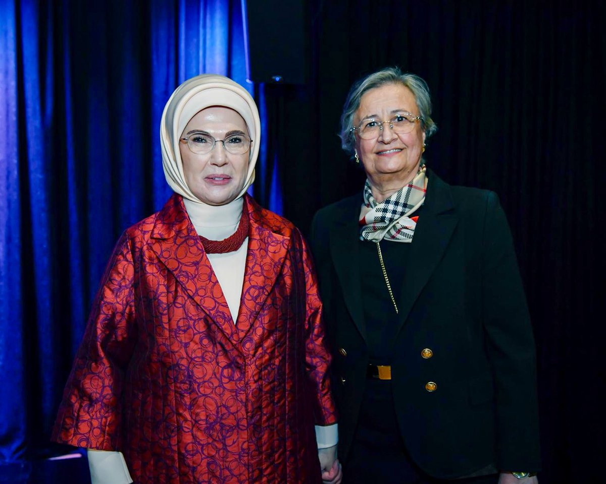 togemder's tweet image. Onursal Başkanımız Sayın Emine Erdoğan Hanımefendi, Dünya Etnospor Konfederasyonu Başkanı N. Bilal Erdoğan ve Yönetim Kurulu Başkanımız Av. M. Belma Sekmen Palet Müzik Okulu’nu ziyaret etti. 

Asırların birikimi ve geleneği olan Türk müziğini gelecek nesillere aktaran Palet Müzik…