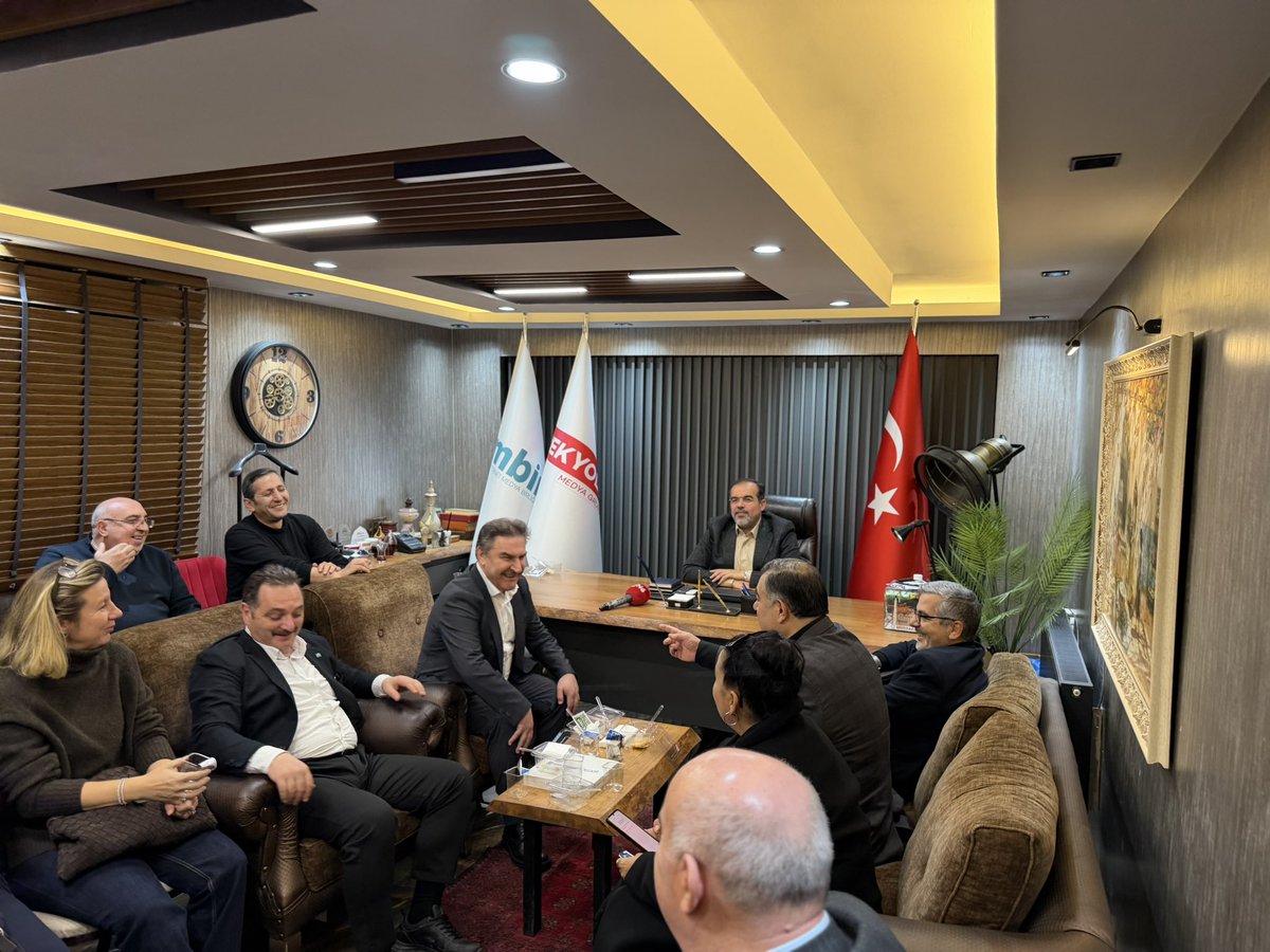 selmanarisut's tweet photo. TİMBİR heyetini Şanlıurfa’da ağırlamaktan büyük memnuniyet duyduk. 

Babamın TİMBİR Bölge Başkanı olduğu bu yapının temsilcilik yetki belgesi dağıtım programında başta İl Temsilcimiz Erkan Göncü olmak üzere tüm ilçe temsilcilerimizi tebrik ediyorum. 

Şanlıurfa olarak böyle bir programa ev sahipliği yapmaktan gururluyuz.
@TimbirTR @MustafaArst