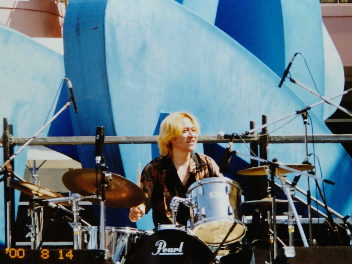 2000'のワシ。
写りがビミョーにイケメソじゃね？w
てかサイドシンバルがチャイナのみっつー男気セッティングww