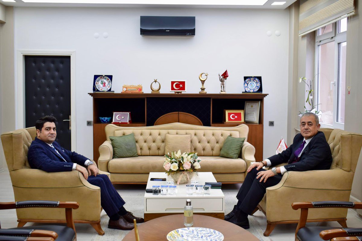 Alaşehir Kaymakamı Sayın Alper Faruk Güngör, Kaymakamımız Sayın Mehmet Kaan KİNİ’ye makamında ziyarette bulundular. Nazik ziyaretlerinden dolayı kendilerine teşekkür ederiz.