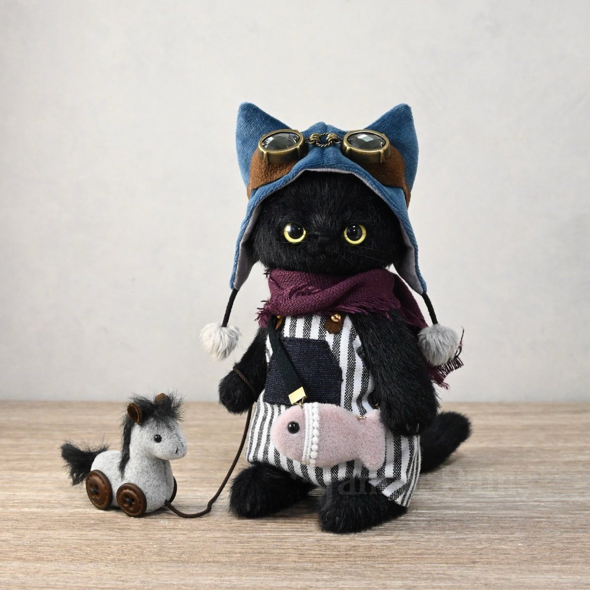 JamorPains's tweet image. 🐈‍⬛サロペットの黒猫ちゃん💙

ネコ耳帽子にゴーグル着けて、お馬さんと一緒にお出かけにゃ🐴

🚩webshop［即売］
1月17日(土) 夜20時