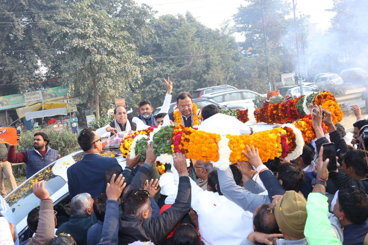 पता नहीं क्यों कुछ लोग उत्तर प्रदेश में पंकज चौधरी को अब तक का सबसे विवादित प्रदेश अध्यक्ष साबित करने में लगे हुए हैं।

मुझे तो साफ़ लगता है कि वही आगे चलकर सबसे सफल प्रदेश अध्यक्ष साबित होंगे  बस इस सच को साबित करने में उन्हें देर नहीं करनी चाहिए।

नेतृत्व ने उन्हें ऐसे समय