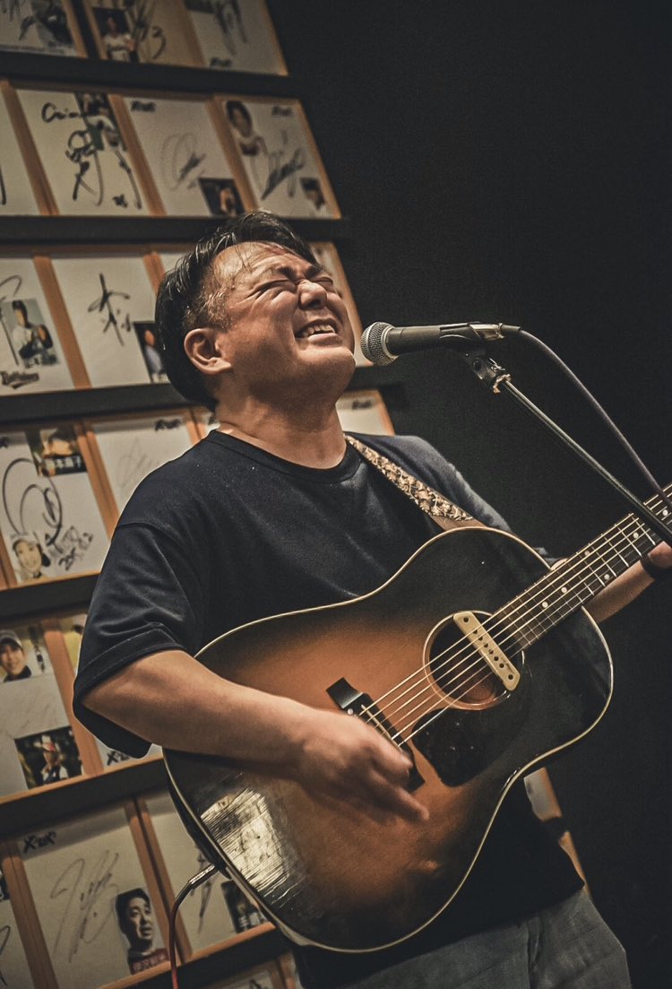 『アゴフェスvol.10』
出演者紹介④
ダーフー

家族を守る
家族を全力で愛する
そんな
歌をうたう

ダーフーさんのダンディズムを
体感して欲しいです