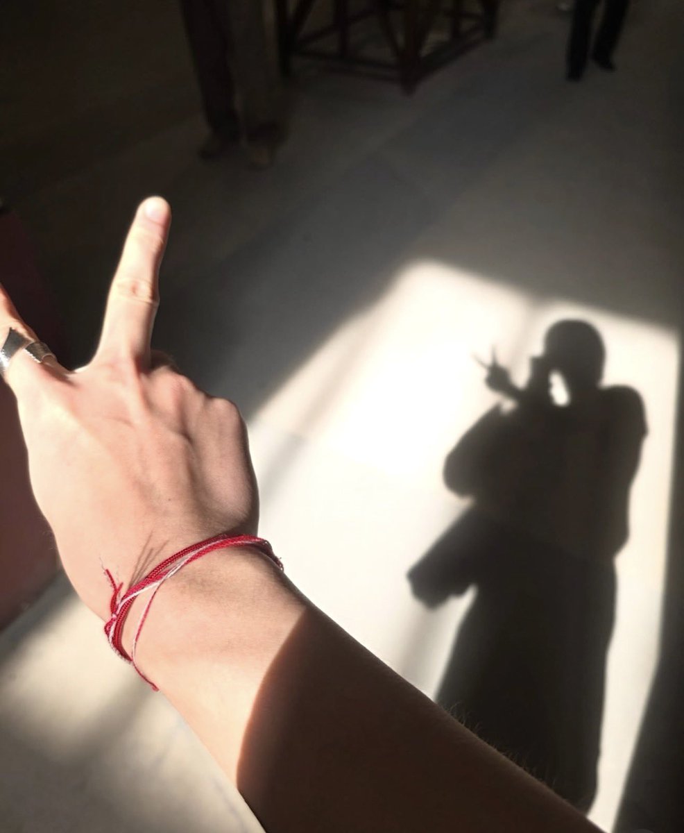 RubyJane1112's tweet image. Bukti cinta sky ke nani gelang merah udah ga karuan tetep di pertahanin. Di pamerin satu dunia... selamat sky kamu juaranya 🏆👑