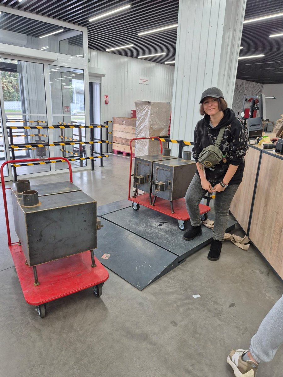 #Укртві
Друзі, я шукаю бус, щоб відвезти з Київської області 6 пічок + мене в Харківську область. Моєму другу військовому потрібна допомога.

1-3 лютого
Витрати на дорогу оплачу.
0639661606 Катерина

Тут на фото 4. Але буде 6 пічок і більшого розміру.