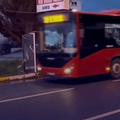 Balıkesir'de bir baba, kızının sürekli otobüs beklediği yerde ıslanmaması için durak yaptı.