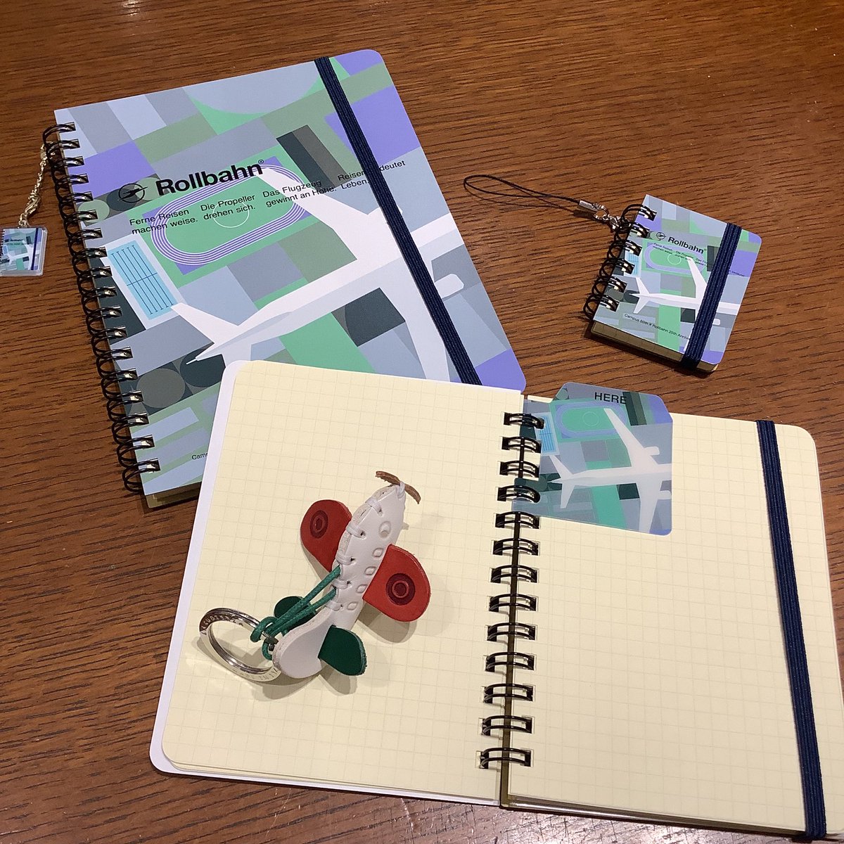 「Campus×Rollbahn」コラボレーションアイテムはデザイン交換ノートだけでなく、コラボレーション限定デザインをまとい、中面は通常の5mm方眼のロルバーン ポケット付メモも登場しております。合わせて使えるアクセサリーもございますので、ぜひ店頭でご覧ください。
#ロルバーン #rollbahn #campus