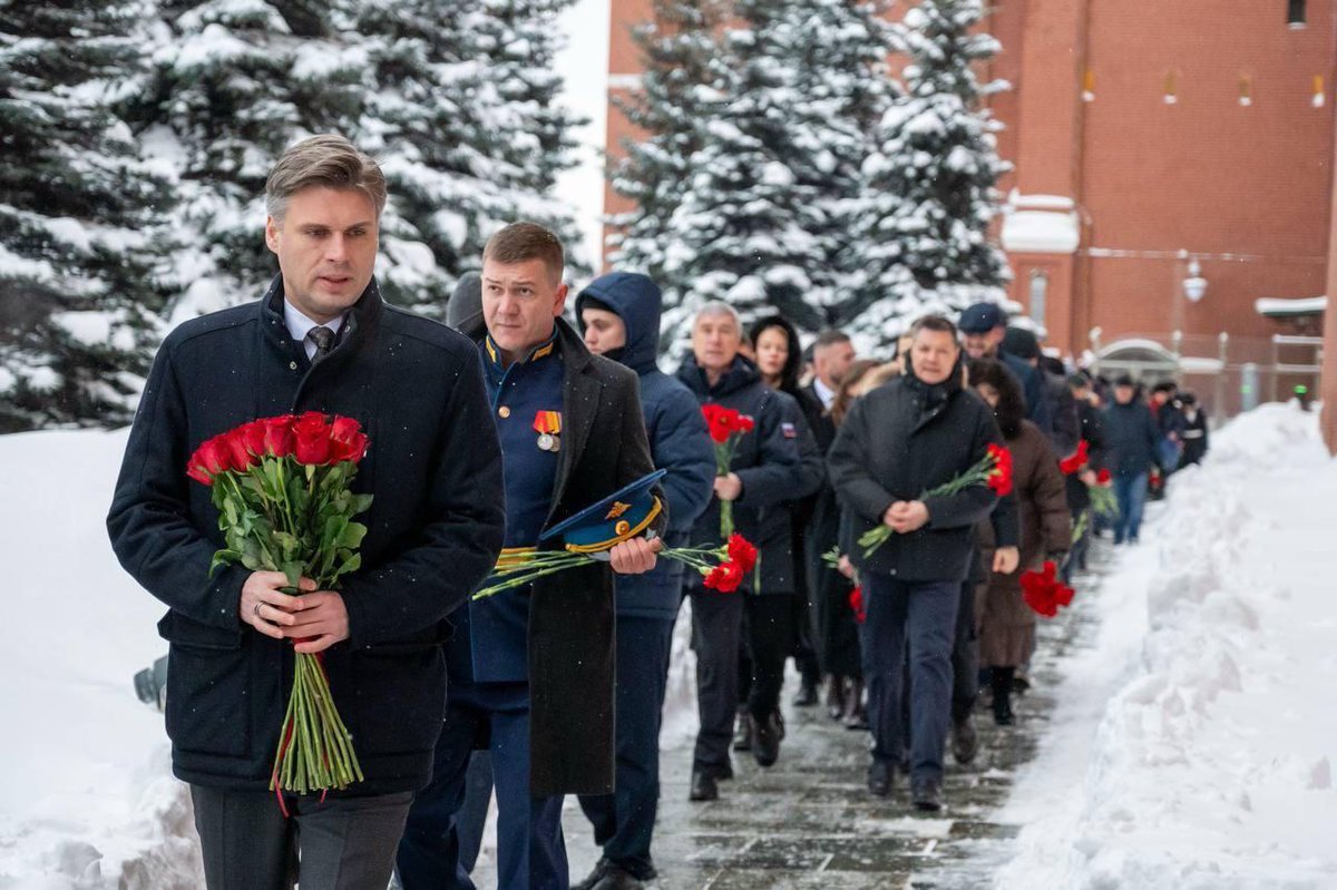 Он привёл человечество в космос: 119 лет со дня рождения Сергея Королёва

У Кремлёвской стены в Москве прошла памятная церемония возложения цветов к месту захоронения праха Сергея Королёва.