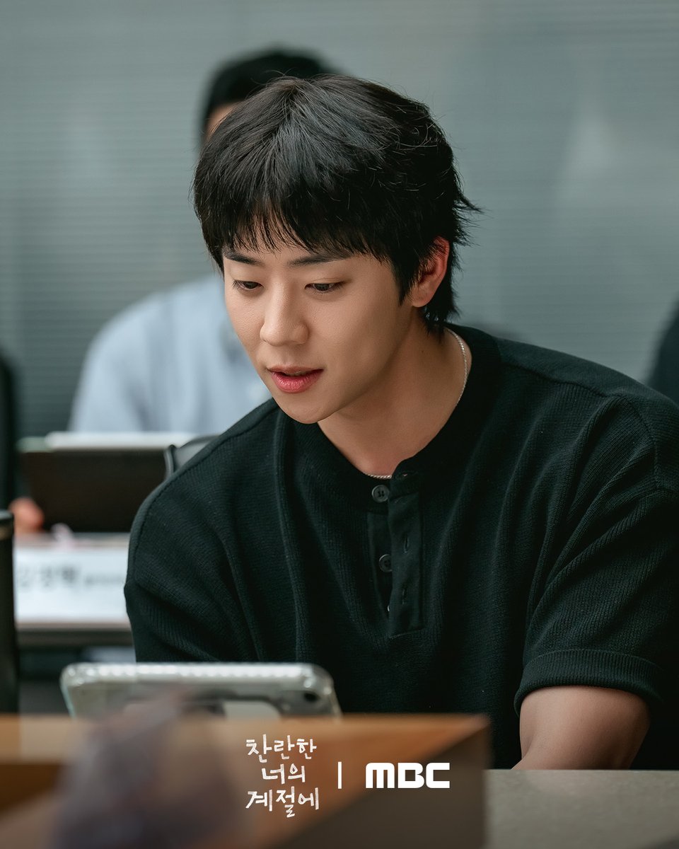 mbcdrama_pre's tweet image. 시린 겨울을 녹여줄 '찬란한' 월동 로맨스☃

이성경-채종협-강석우-이미숙
한지현-오예주-권혁-김태영-장용원
첫 만남부터 따뜻한 대본 리딩 현장 공개📸

매일 신나는 여름방학처럼 사는 남자 '찬'과 
스스로를 겨울에 가둔 여자 '란'이 운명처럼 만나 
얼어 있던 시간을 깨우는 예측 불허 '찬란'…