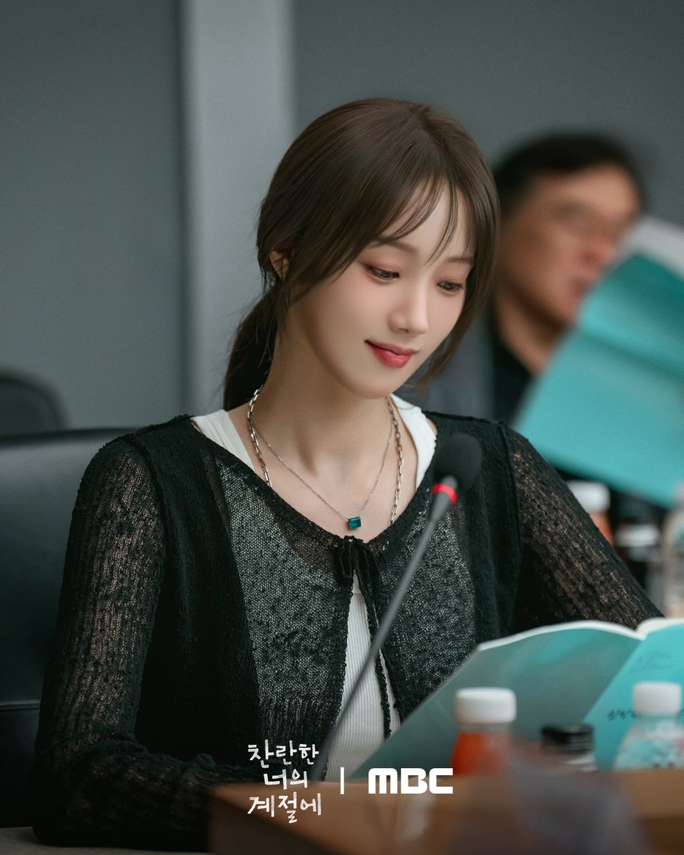 mbcdrama_pre's tweet image. 시린 겨울을 녹여줄 '찬란한' 월동 로맨스☃

이성경-채종협-강석우-이미숙
한지현-오예주-권혁-김태영-장용원
첫 만남부터 따뜻한 대본 리딩 현장 공개📸

매일 신나는 여름방학처럼 사는 남자 '찬'과 
스스로를 겨울에 가둔 여자 '란'이 운명처럼 만나 
얼어 있던 시간을 깨우는 예측 불허 '찬란'…