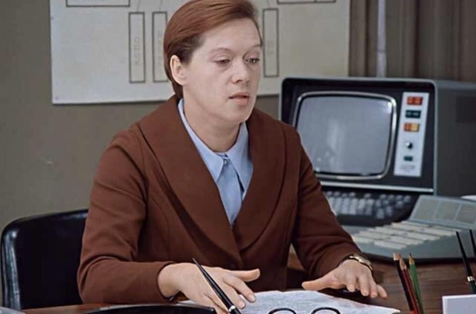 Для фильма установили в кабинете «мымры» настоящий компьютер, что для конца 70-х годов прошлого века являлось настоящим чудом (438 тысяч руб). Каждый день специальные люди с охраной привозили эту эвм из Главного управления статистики, а вечером проверяли и увозили обратно.