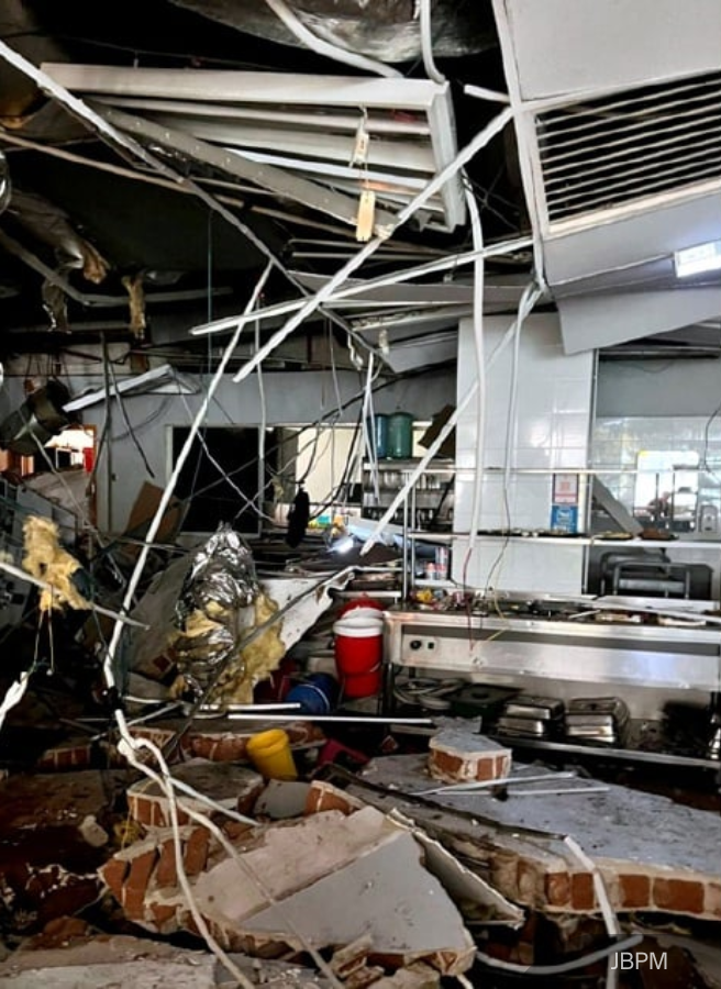 NewsBFM's tweet photo. A 24-year-old contractor was killed and nine others, including four students, were injured when an air-conditioning compressor exploded at HELP University in Bukit Damansara.

According to KL police, the blast is believed to have been caused by a gas leak.

🧵1 https://t.co/CvWZnV7RzL