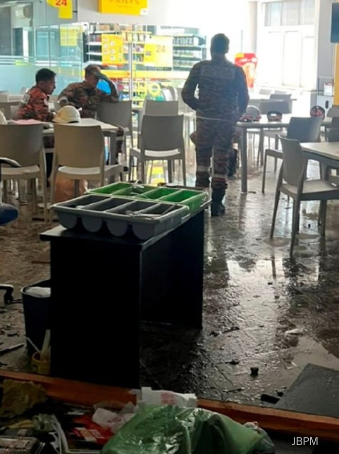 NewsBFM's tweet photo. A 24-year-old contractor was killed and nine others, including four students, were injured when an air-conditioning compressor exploded at HELP University in Bukit Damansara.

According to KL police, the blast is believed to have been caused by a gas leak.

🧵1 https://t.co/CvWZnV7RzL