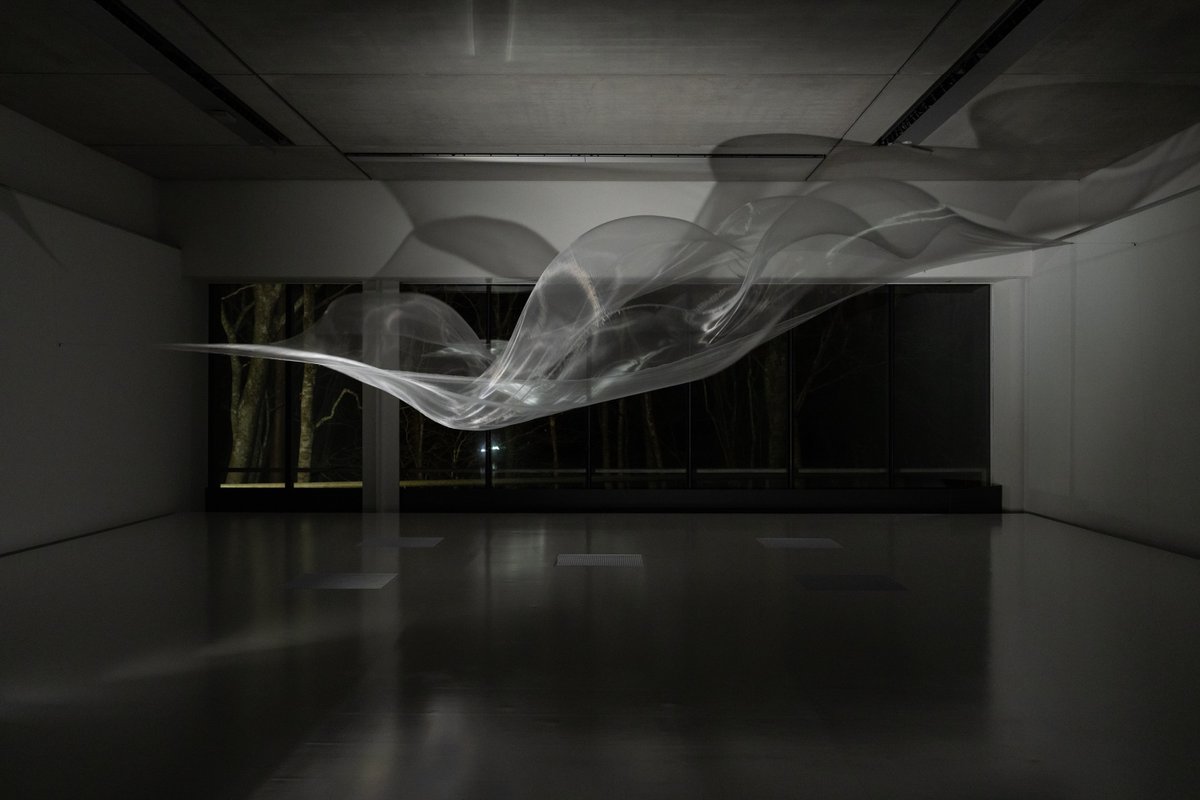 大巻伸嗣《Liminal Air Space-Time》の日中と日没後の様子です。布と空気の流れを用いたインスタレーションは、光を受けながら、上昇と下降、膨張と収縮によって絶えず形を変えていきます。#箱根 #SPRINGわきあがる鼓動　Photo: Ken Kato