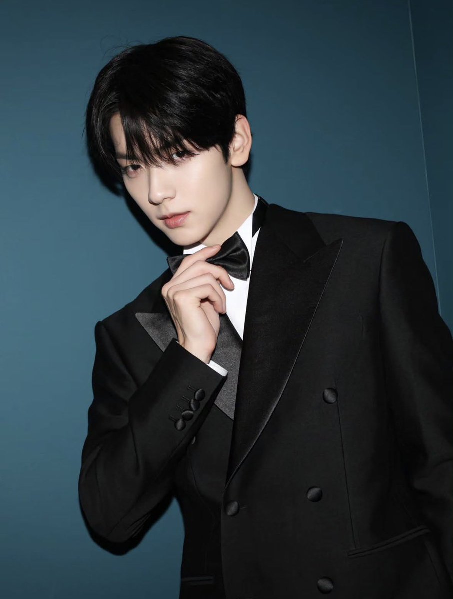 수빈이가 저 정장입고 나랑 결혼식장 가서 결혼해주면 좋겠다( 는 무슨 꿈깨)