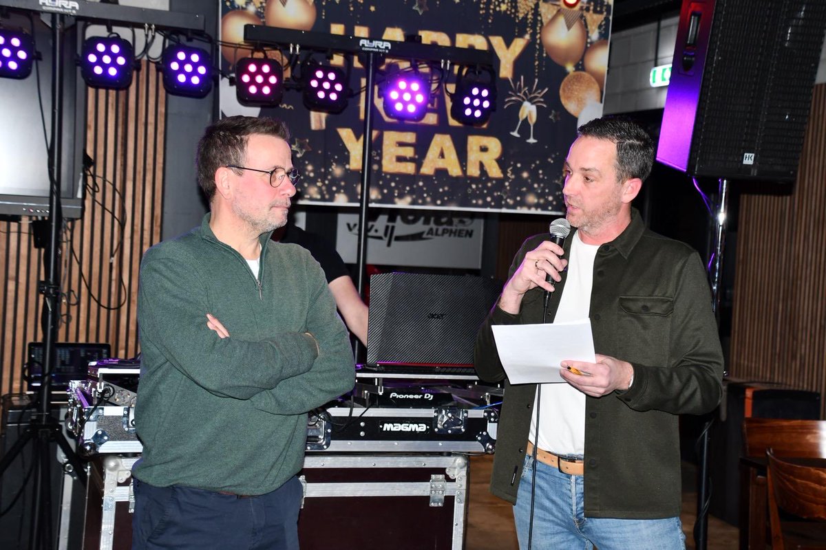 violakantine's tweet photo. Zaterdag 10 januari vierde Viola het nieuwe jaar met een goed bezocht Nieuwjaarsfeest. Marcel van den Hurck werd vanaf komend seizoen gepresenteerd als nieuwe hoofdtrainer van de herenselectie. Hij volgt Niels Gevers op: die heeft een nieuwe club gevonden in vv Zundert. https://t.co/WcKHerJhvY