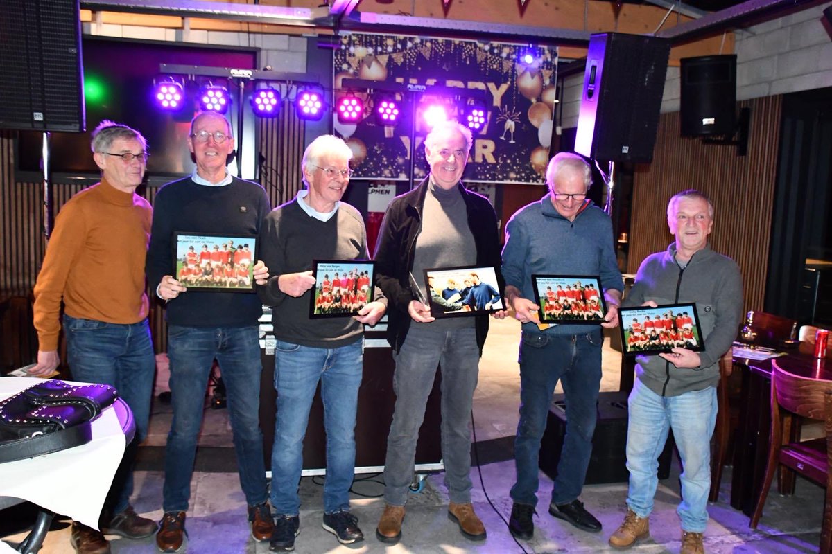 violakantine's tweet photo. Traditiegetrouw werden ook de jubilarissen in het zonnetje gezet. Dit jaar een flinke reeks van 25, 40 en 50 jaar lidmaatschap. Zes leden (Eddy Backx, Peter van Bergen, Jack van den Ouweland, Jan en Luc van Hoek en Ad van de Heijning) passeerden
zelfs de grens van 60 jaar! https://t.co/ulihx0K0ZG