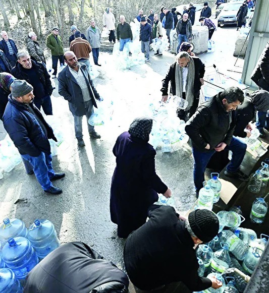 Ankara’daki su kesintileri, Mansur Yavaş döneminde altyapı ihmalinin yol açtığı bir krize dönüştü.  

▪️Sayıştay raporunda, şebekedeki kayıp-kaçak oranı yüzde 37 olarak bildirildi.
▪️65 milyon metreküp su boşa gitti.
▪️Suya 6 yılda yüzde 3024 zam yapıldı.

#ZamVarSuYok