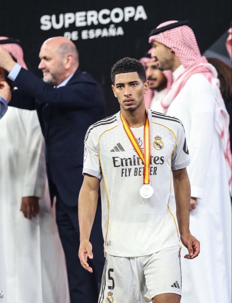 📊| Joan García completed more passes and had a better passing accuracy than all of Real Madrid’s ‘midfielders’ in last night’s match.

Joan García: 24/27 Passes. (89% Accuracy)

Bellingham: 20/24 Passes. (83% Accuracy)
Camavinga: 12/14 Passes. (86% Accuracy)
Fede Valverde: 9/16