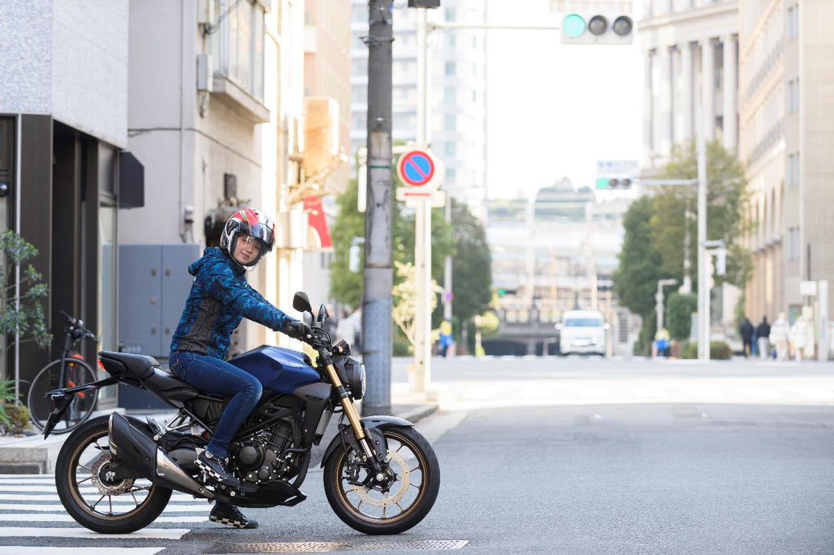 見通しの悪い交差点では手前で一時停止！ 住宅街などに多い、停止線のない交差点を通過するときは、交差点の手前で必ず一時停止しましょう。 一時停止した 後はすぐに止まれる速度で徐行しながら交差点に進入し、左右の安全をしっかり確かめてから通過しましょう。 https ...