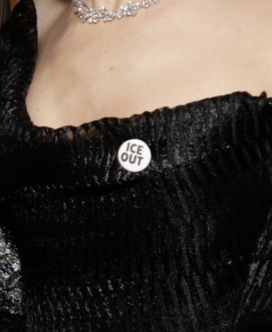 BuzzingPop's tweet image. Ariana Grande wore anti-ICE pin at the #GoldenGlobes.