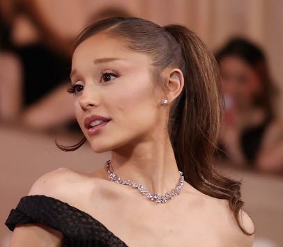 BuzzingPop's tweet image. Ariana Grande wore anti-ICE pin at the #GoldenGlobes.