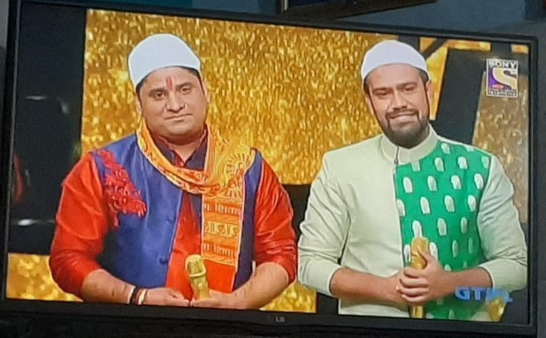 दरअसल भारत के हिंदू यह कभी नहीं समझते आखिर सेकुलरिज्म है क्या?

 एक टीवी शो में एक हिंदू  और एक मुस्लिम प्रतिभागी एक दूसरे के बगल में बैठे थे 

जमकर हिंदू मुस्लिम एकता और सेकुलरिज्म के बातें की गई

 सेकुलरिज्म के नाम पर जालीदार टोपी हिंदू को पहना दी गईं लेकिन मुस्लिम को टीका