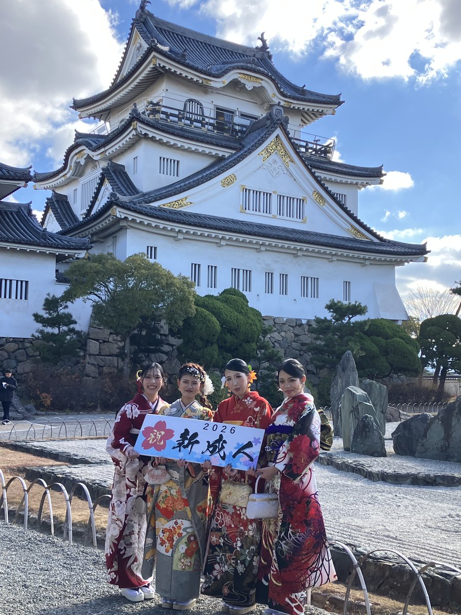 ㊗成人の日㊗
昨日の荒天が嘘のような快晴です。

本日成人の日を迎えられる皆様、おめでとうございます🎊
皆様のお幸せ、ご健勝を心よりお祈り申し上げます
#成人の日
#岸和田城
#続日本100名城
#kishiwadacastle
#20yearsold
#kimono