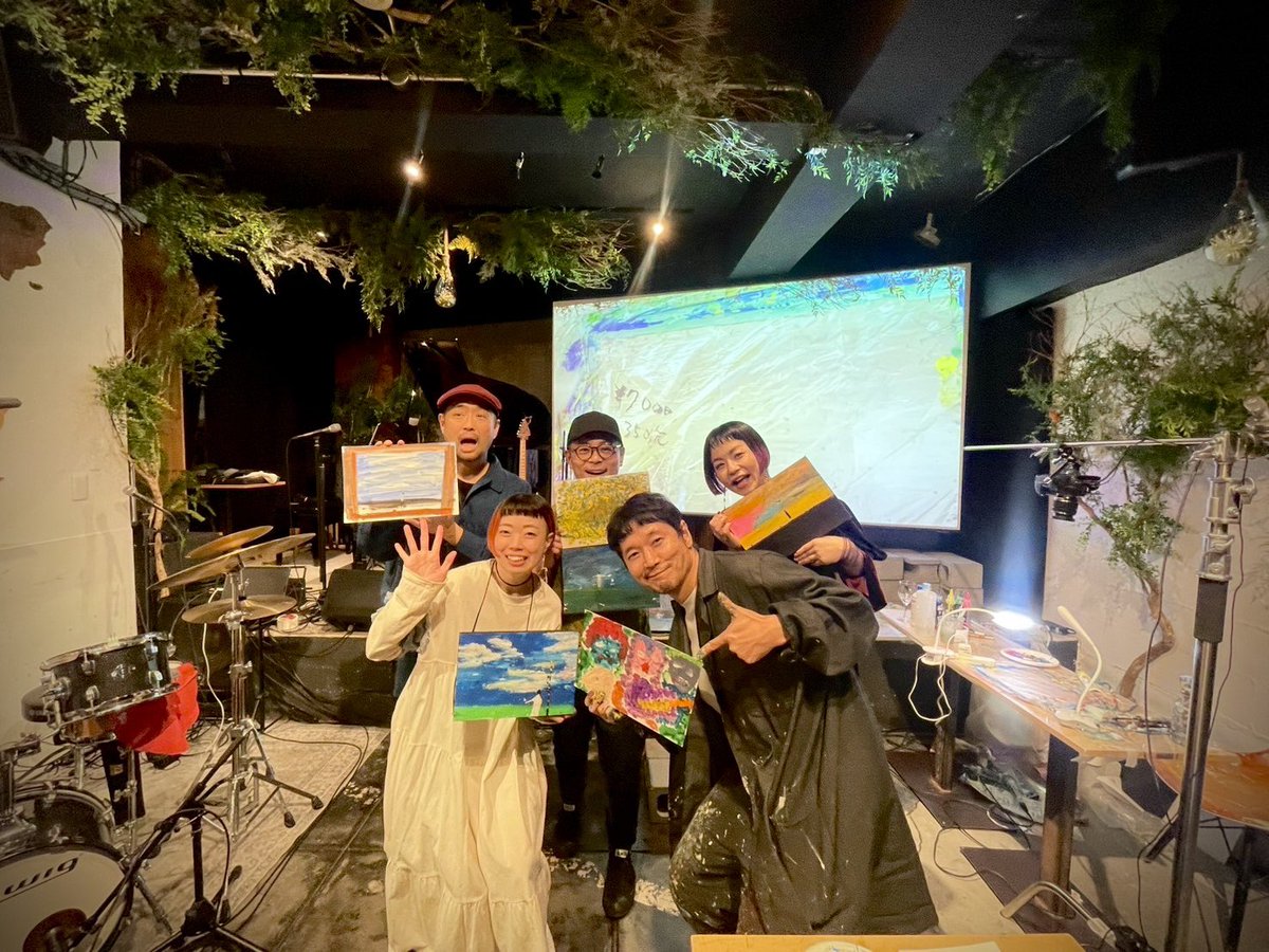 近藤康平50祭 15DAYS 20STROKES初日、ご来場くださったみなさまありがとうございました！

前回とはセットリストをおおきく変えてみましたが…近藤さんが描き出す唯一無二のライブ空間。刺激と感動の連続でした
そしてまきちゃんぐコラボ時間の尊さったら！！🥲

最高の1日でした！またいつか。