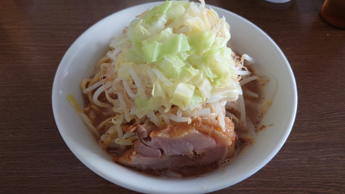 ryudyy's tweet photo. 旭郎山✨
郎麺🍜  
豚骨 豚肉 背脂 香味野菜を12時間
煮込んた濃厚スープ。
ヤサイマシ山にチャーシューの壁。
久しぶりの郎麺、美味しかった😊

#ラーメン #郎麺 #旭郎山  #STYLISHLIFENOODLE  #NOODLESPCRAFT #junknoodlefactory #二郎系 #ランチ #千葉市 #らーめん https://t.co/rIDdX2SgYk