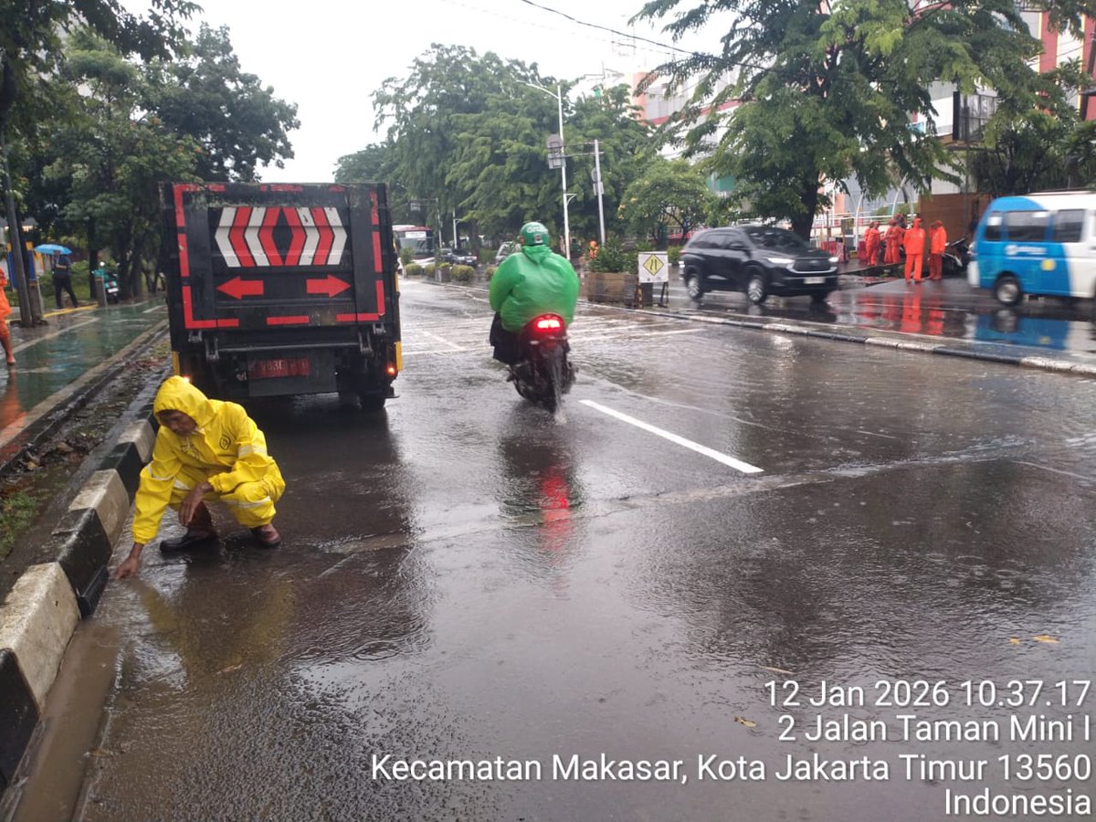 binamargajaktim's tweet photo. Pembersihan tali air Jl. TMII 1 Kel. Pinang Ranti untuk antisipasi genangan pasca hujan oleh #pasukankuning Makasar 
@dkijakarta @binamargadki @kotajaktim @CepatResponJKT @RadioElshinta https://t.co/5CUh4Fdhgs