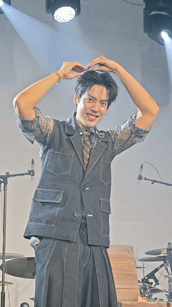 ยังคงติดอยู่ในงาน พร้อมความหล่อ เท่ น่ารัก ของพี่ 
#TaeDarvid
#GardenBackConcert