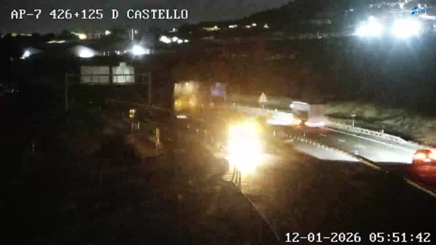 DGTes's tweet image. 📢⚫️Un accidente provoca el corte de la AP-7 en Castellón, en el entorno de Benicàssim.

➡️Incidente en el P.K.420.
➡️En dirección a Tarragona.
➡️Itinerario alternativo por la N-340.

ℹ️Más información en @InformacionDGT y boletines de radio 📻.