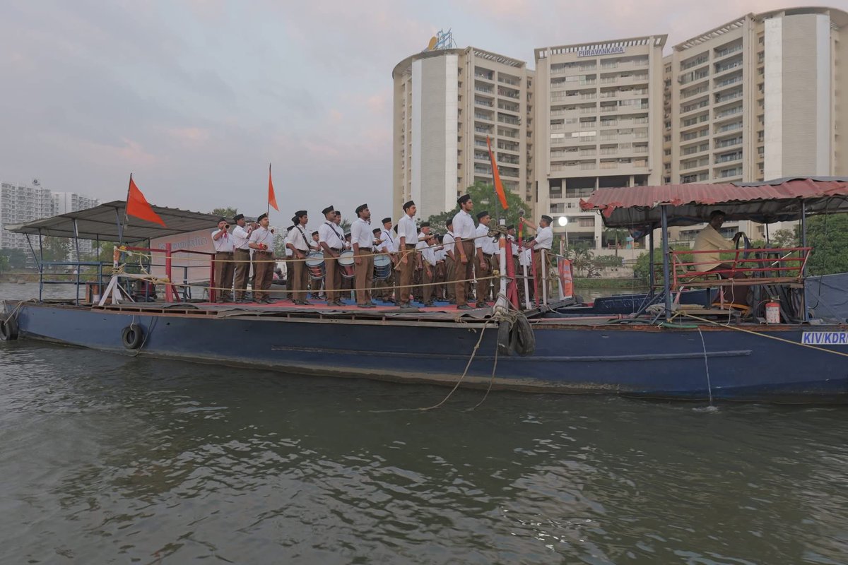 friendsofrss's tweet photo. Kochi’s backwaters echoed with Vijayabheri Ghosh Pradarshan as RSS Swayamsevaks commemorated the Victory of the Bolgatty War. Tributes paid to freedom fighter Chembil Arayan and Swami Vivekananda on his Jayanti.
#RSS100Years https://t.co/YhbrPjNXx1