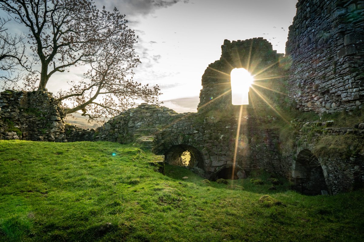 yorkshire_dales's tweet photo. Each morning we open a window to the Dales and share some of our favourite views, like this of Pendragon Castle in Mallerstang Dale.
๐ธ Andy Kay | #YorkshireDales #StepIntoNature https://t.co/NI57XwbDSo