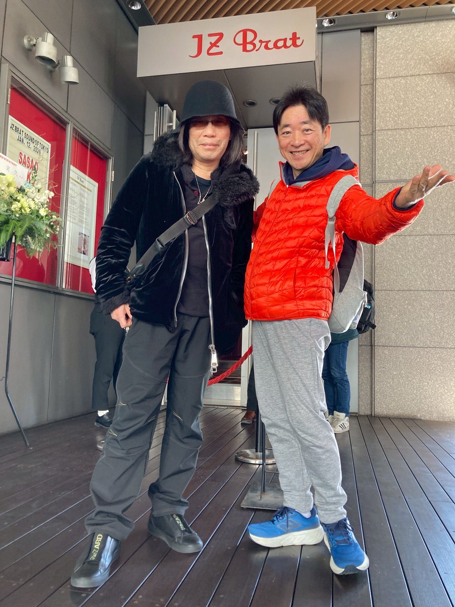 goofyalice2013's tweet image. 今、LIVEプロデューサーの山石さんと、18日の会場「JZ  Brat」を見学してきました♪

とっても素敵なLIVE house❗️

また、18日に‼️

#ライブ
#誕生日
#JZ Brat
#FEELD
#山石敬之さん