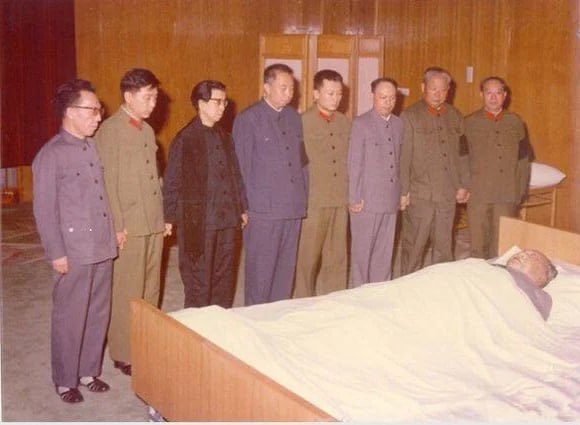 YesterdayLens's tweet image. 1976年，毛泽东去世。
从左至右：张春桥、王洪文、江青、华国锋、毛远新、姚文元、陈锡联、汪东兴 (1976年9月12日凌晨)