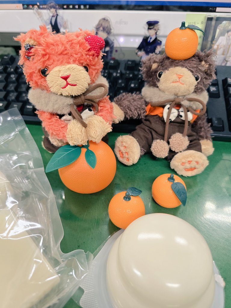 連休明けの職場の机には 用済みになった鏡餅の🍊と餅が置いてありま