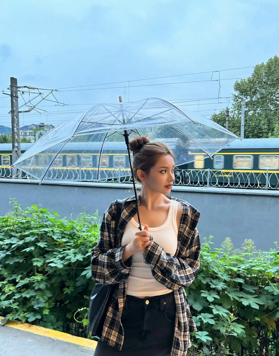 artewmis_'s tweet image. Need to go out on this rainy day *sigh*