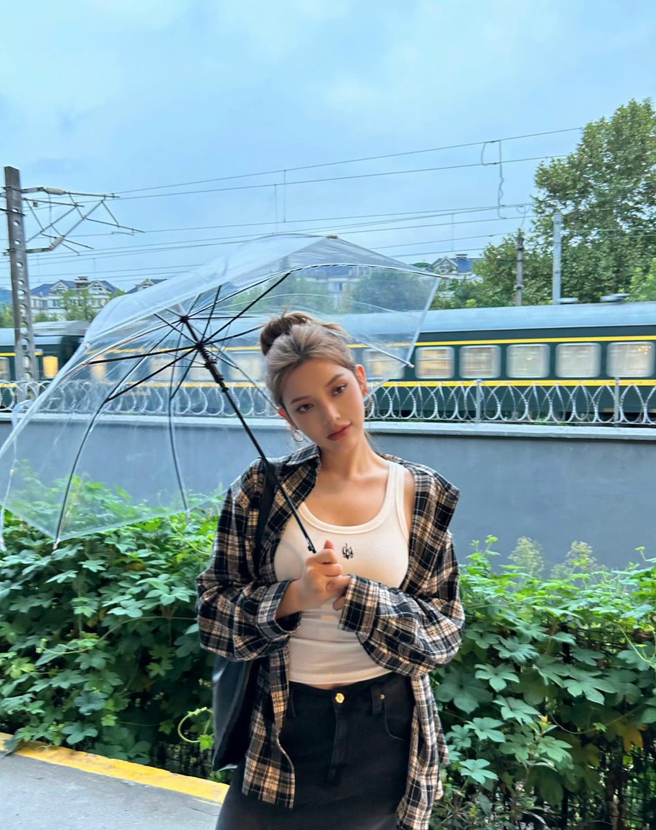 artewmis_'s tweet image. Need to go out on this rainy day *sigh*