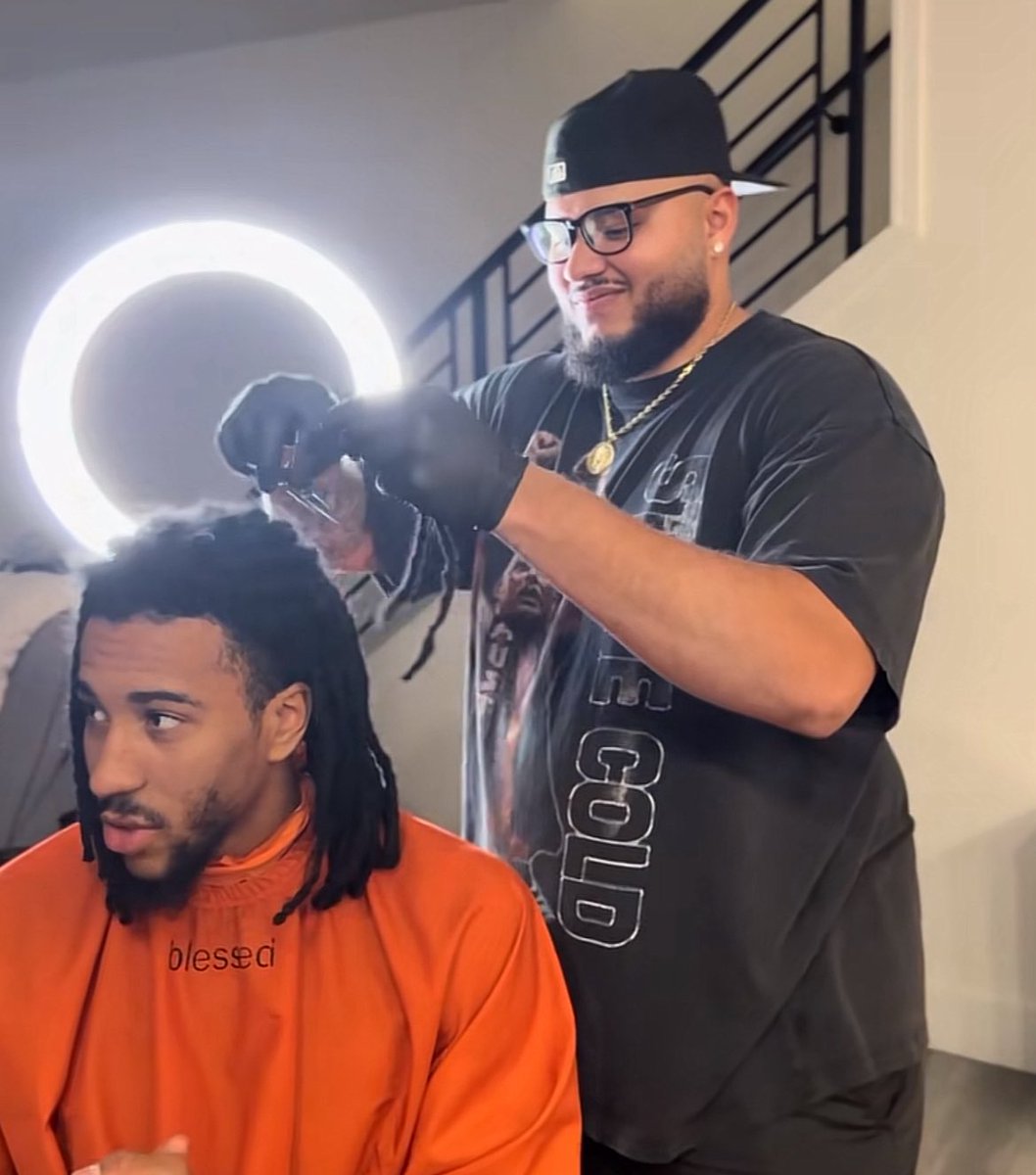 IsaacEdelman's tweet photo. This is WILD!

The same barber that cut Walter Clayton’s dreads cut Boogie Fland’s dreads 😱 

Shoutout jordanxfadez on social media! His haircuts do wonders! https://t.co/nXduvJNyx1