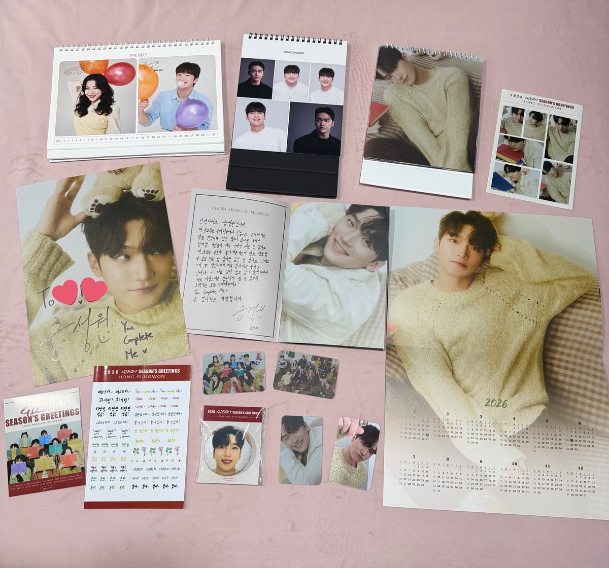 rosy_cherish's tweet photo. 글림 시즌그리팅 3년째🥰
항상 좋은 시즌그리팅 만들어 조셔서 감사합니다
올 한 해또 성원이 함께 해☺️
덕분에 행복한 해피 2026 보낼 수 있어💛
사진 정말 너무 예쁘다 사인도 해줘서 너무 좋다
말랑뱃지 너무 귀여워
소중하게 잘 사용 해볼게
성원이 너무 좋다
#글림시즌그리팅 #글림시즌그리팅후기 https://t.co/E3LDhO1zvd